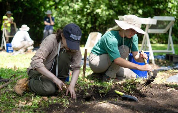 University of 南 Alabama senior Grace Barrentine, 左, swiched her major to archaeology after taking an introductory class. She also is studying biology and plans to combine her two passions by becoming an underwater archaeologist.